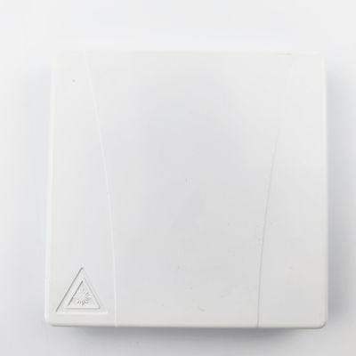 114*85*21mm FC/UPC 室内ネットワークFTTH用のプラスチック光ファイバーフェイスプレートソケットパネル